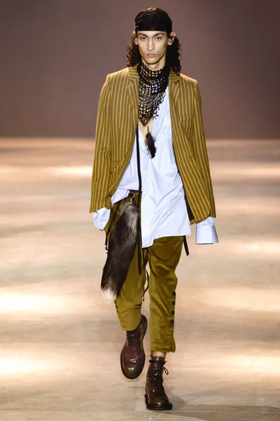 Look 25